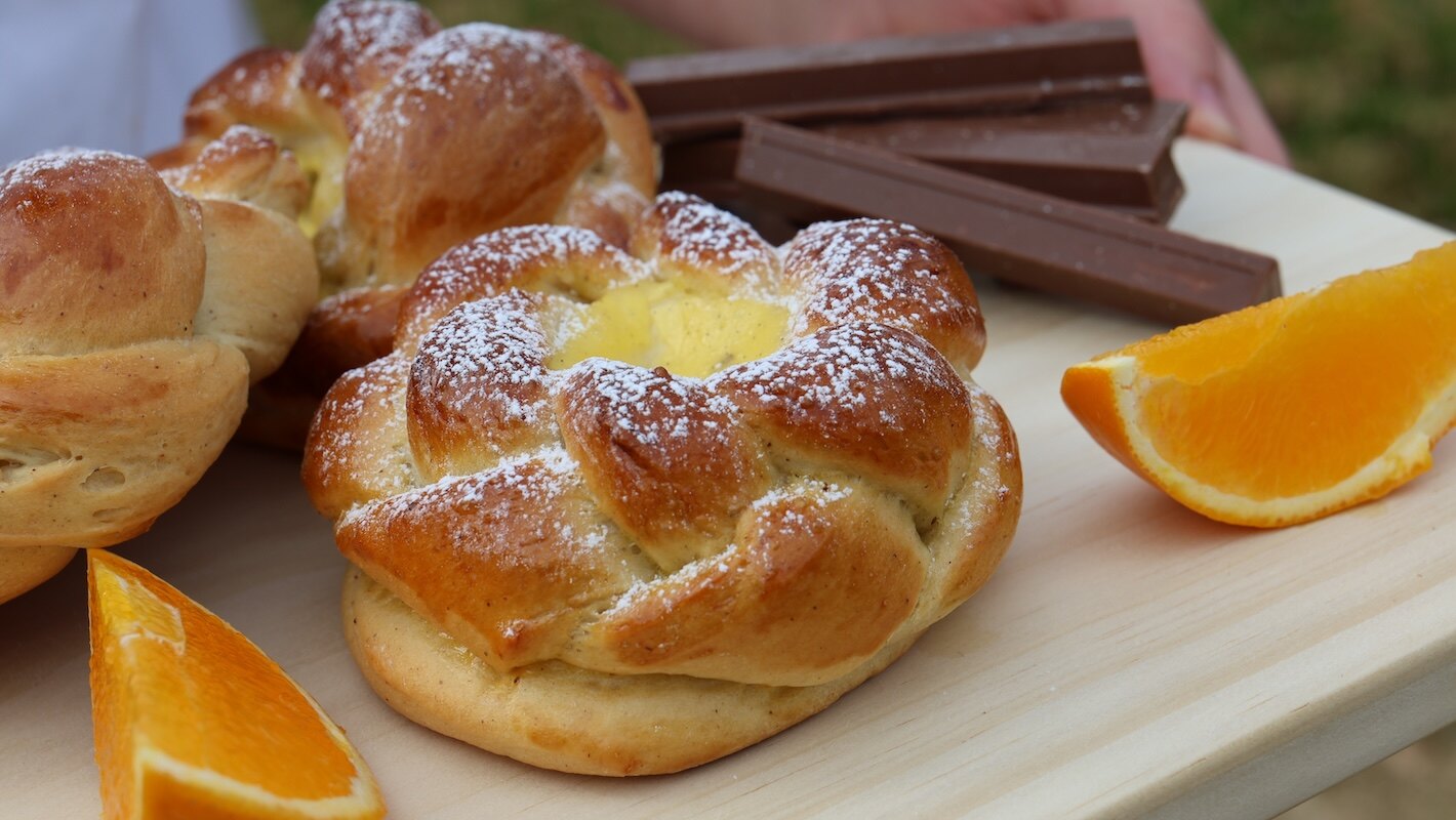 Påskeboller med silkemyk vaniljekrem