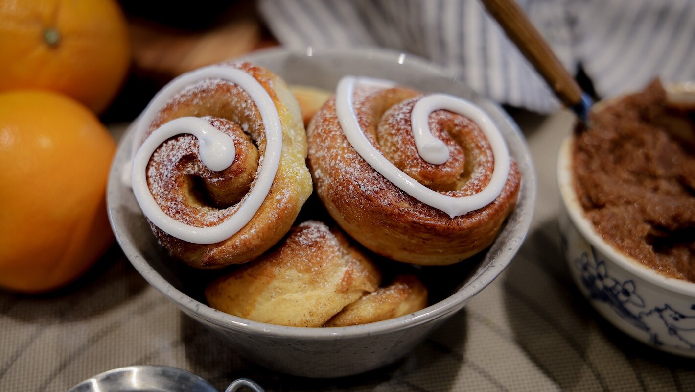 Kanelboller med melisglasur