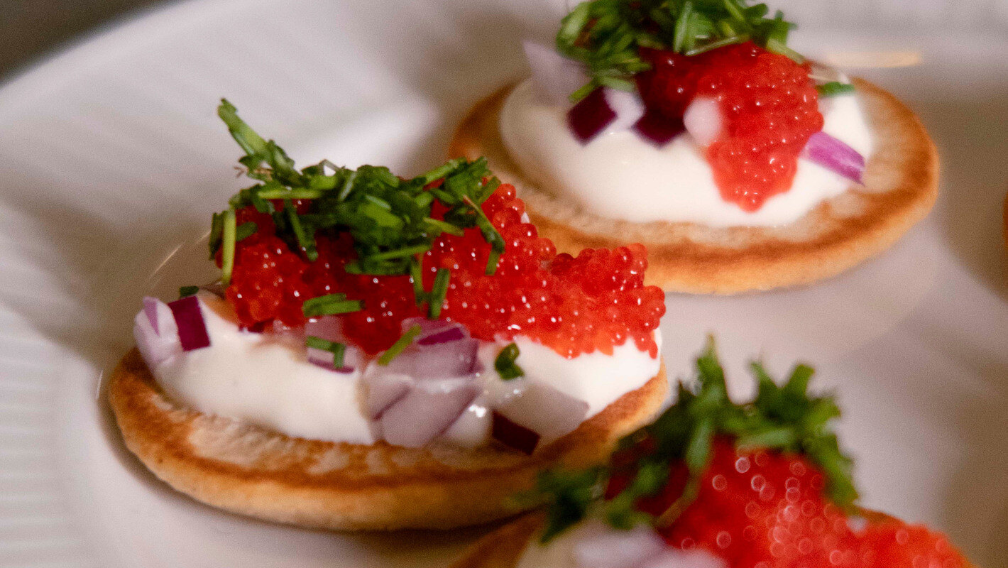 Blinis med løyrom, rømme, rødløk og gressløk