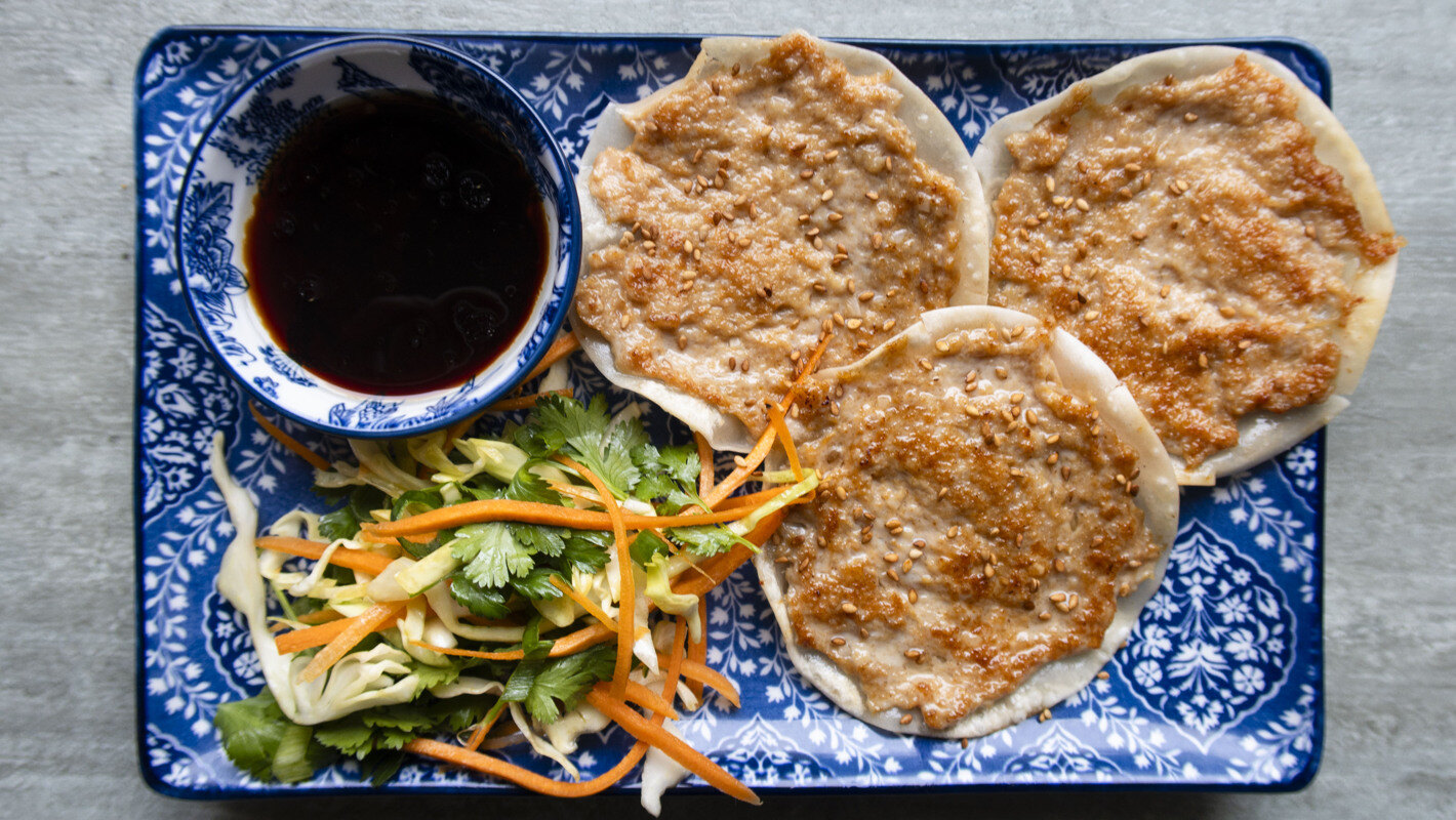 Smash dumplings med frisk kålsalat