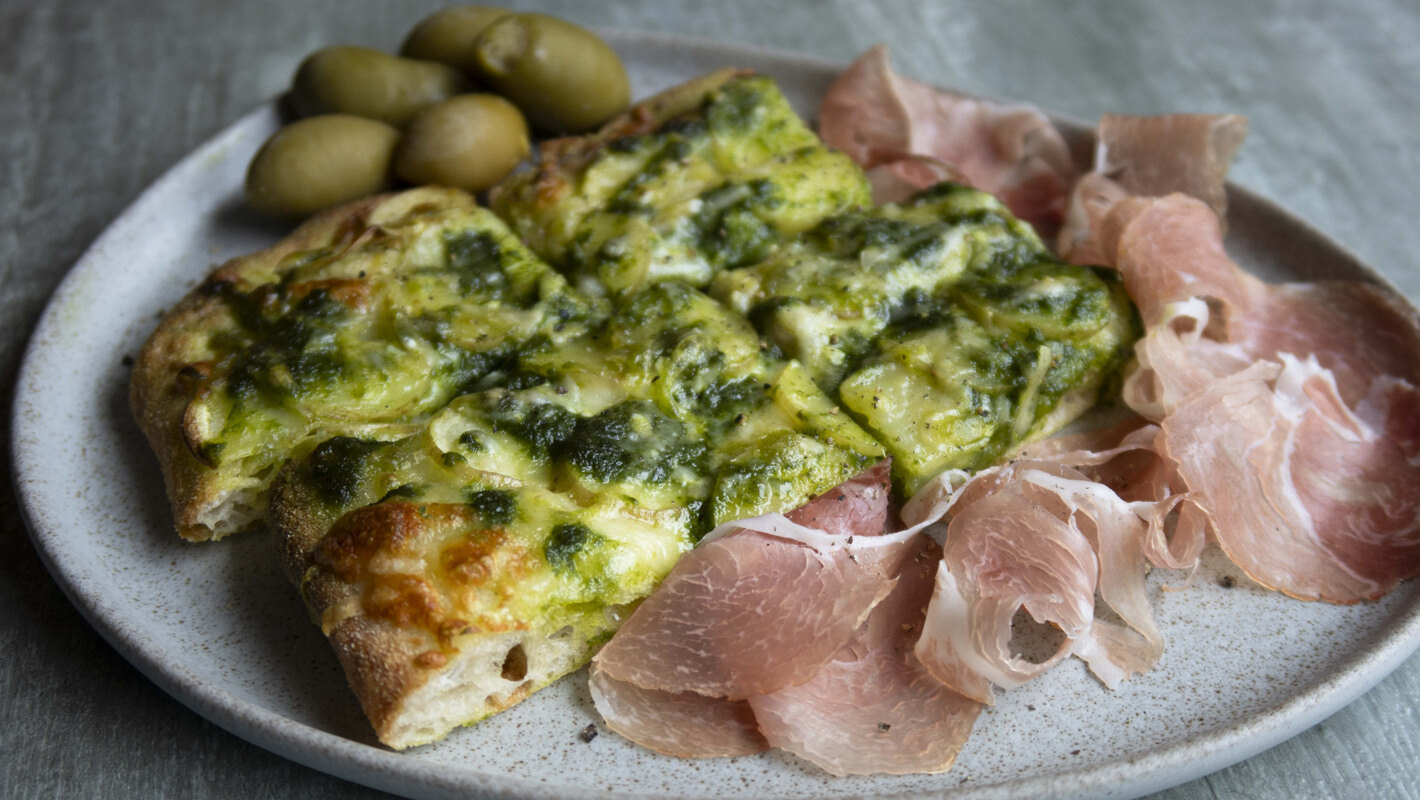 Pinsa-pizza med potet og ramsløkspesto