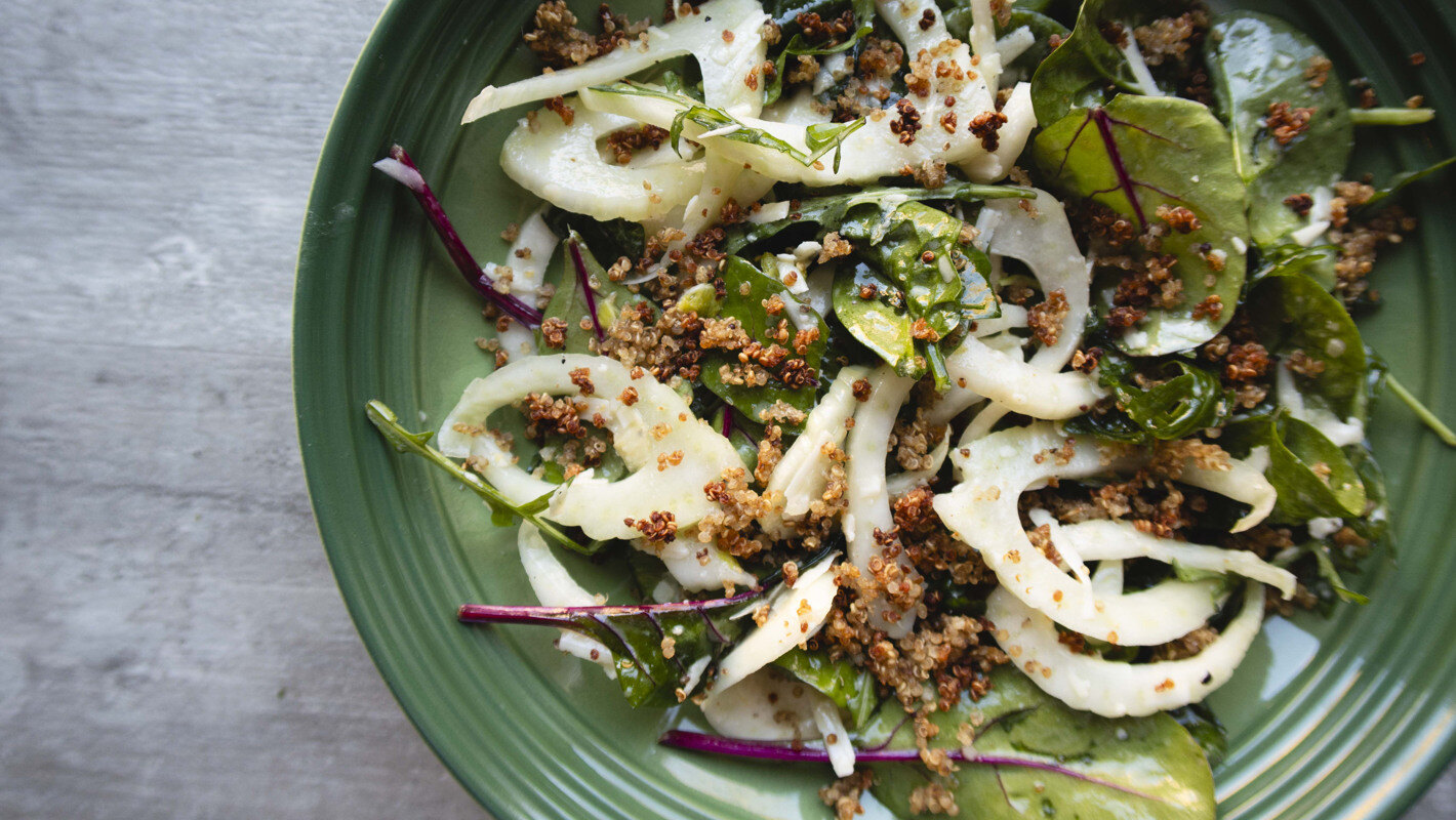 Crispy quinoa-salat med fennikel og dijon-dressing