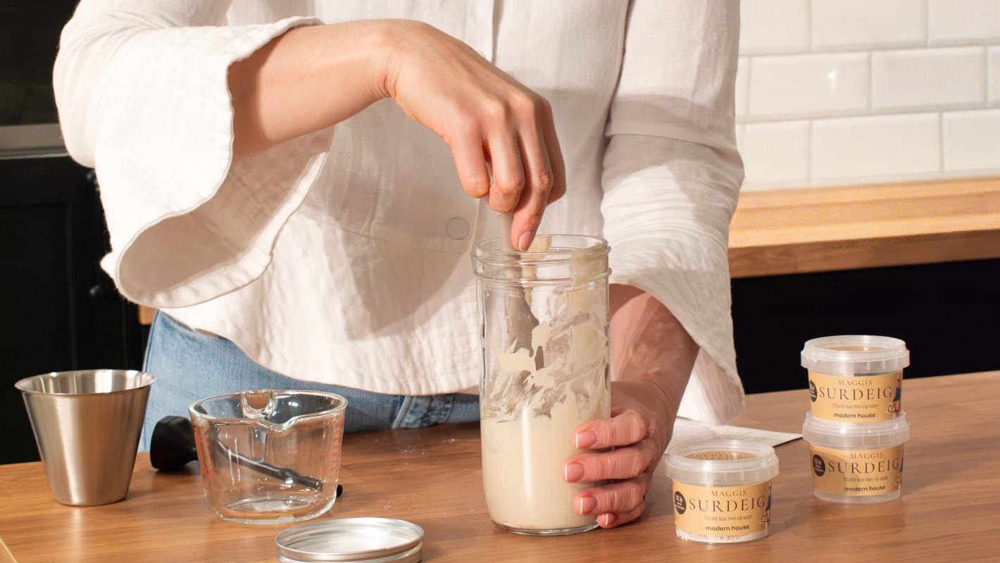 En person bruker Maggis surdeigsstarter fra Modern House