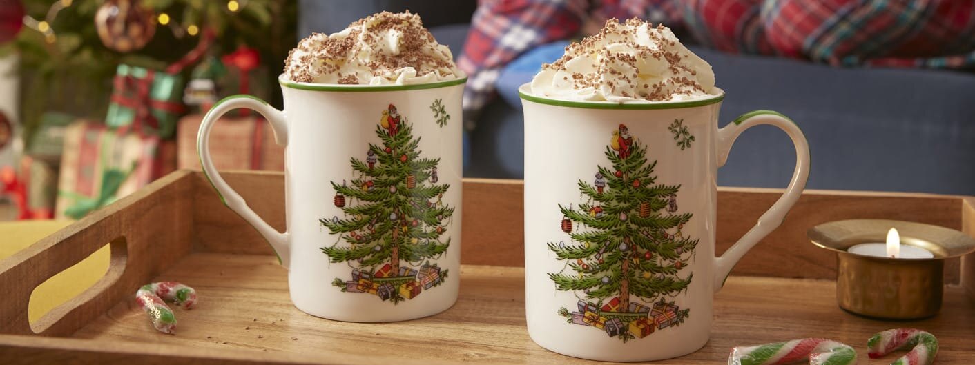 To Christmas Tree kopper fra Spode fylt med kakao og krem.