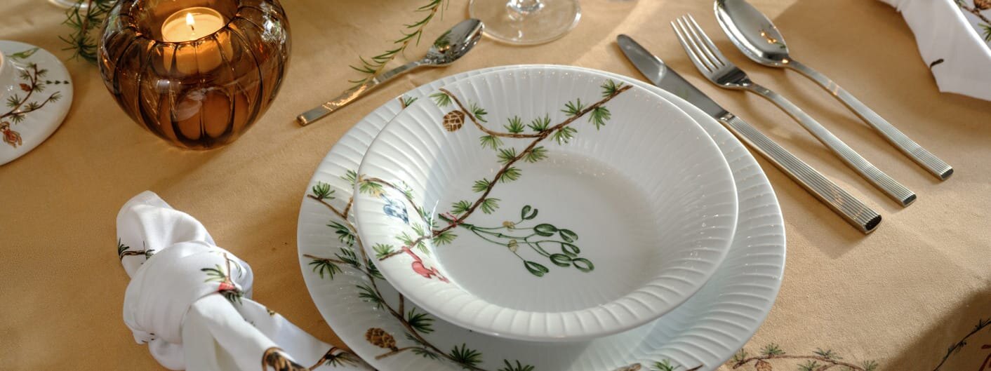 Bord dekket med Hammershøi jul-serviset fra Kähler.