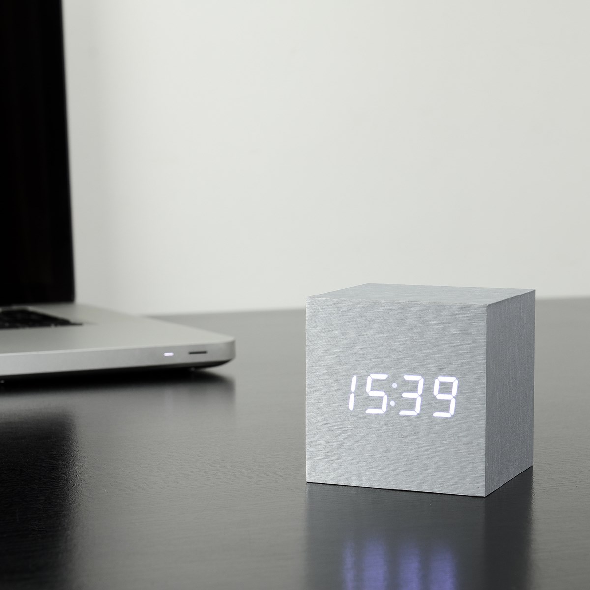 Gingko, cube click clock aluminium